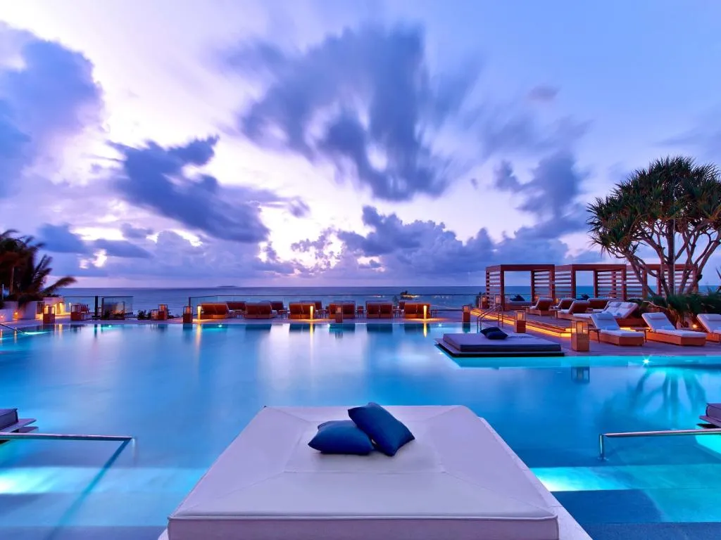 vue de la piscine du 1 Hotel South Beach la nuit