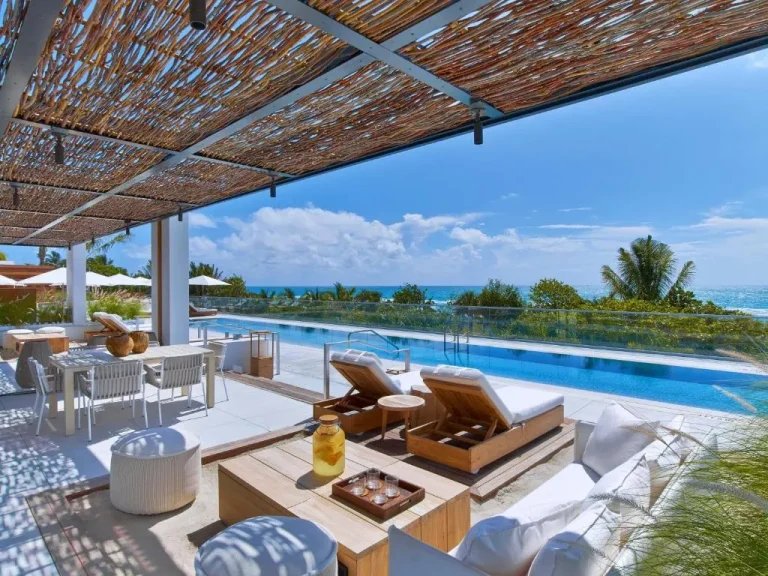 Área de lounge al aire libre en 1 Hotel South Beach