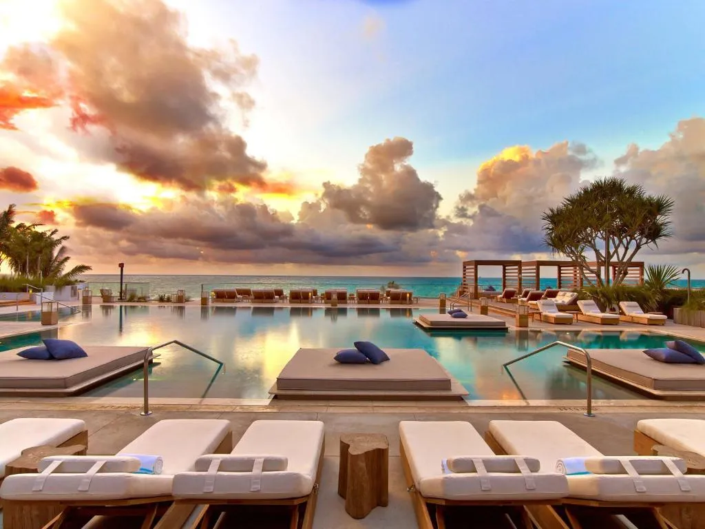 piscine du 1 Hotel South Beach pendant le coucher de soleil