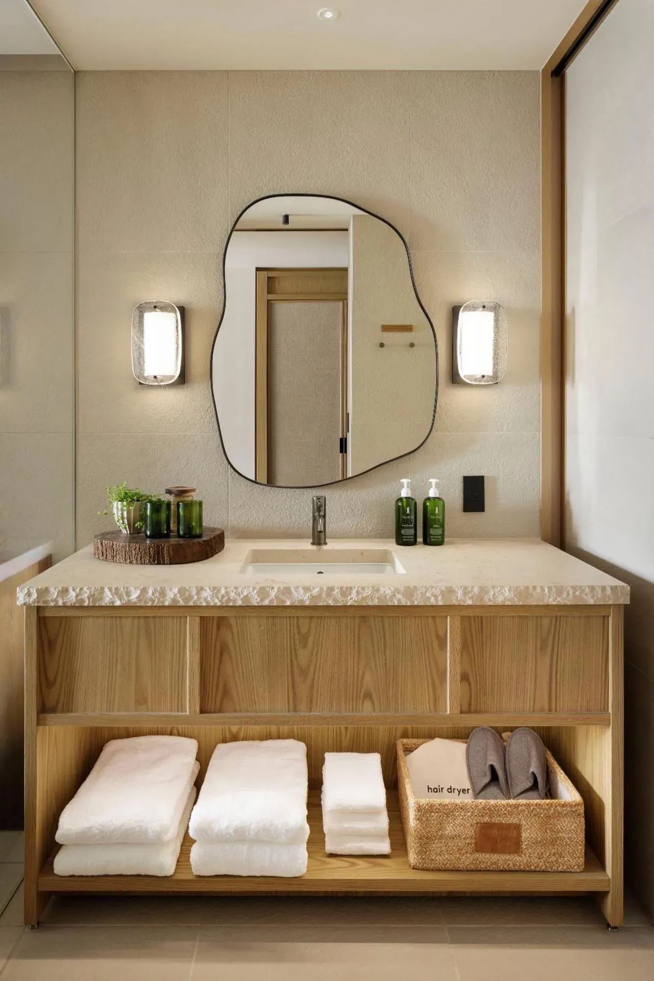 Baño elegante con comodidades modernas en 1 Hotel Tokyo