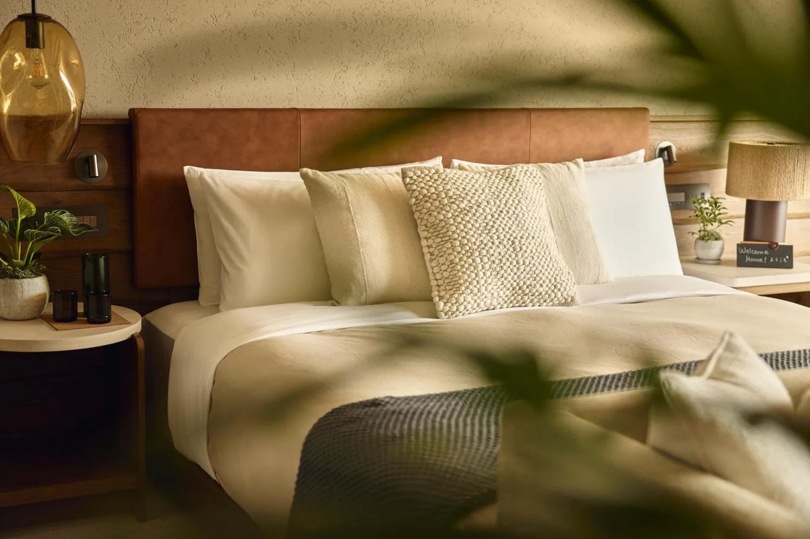 Habitación moderna en 1 Hotel Tokyo con ropa de cama cómoda