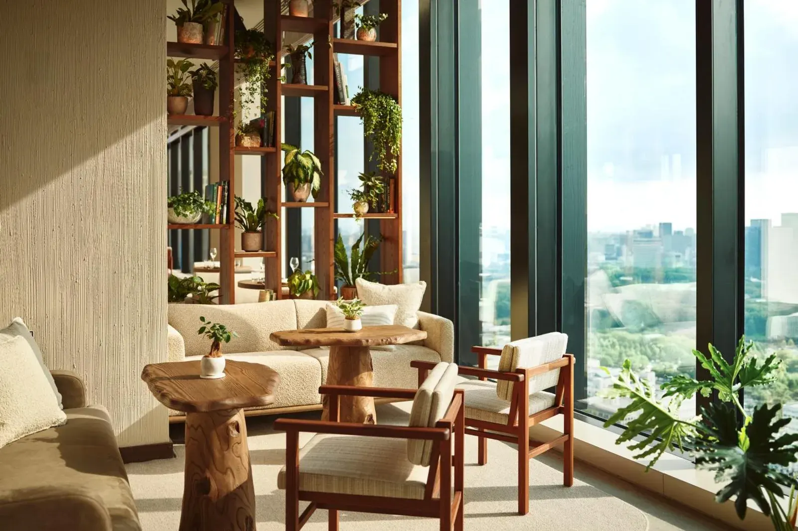 Área de descanso acogedora en 1 Hotel Tokyo con vegetación y vistas a la ciudad