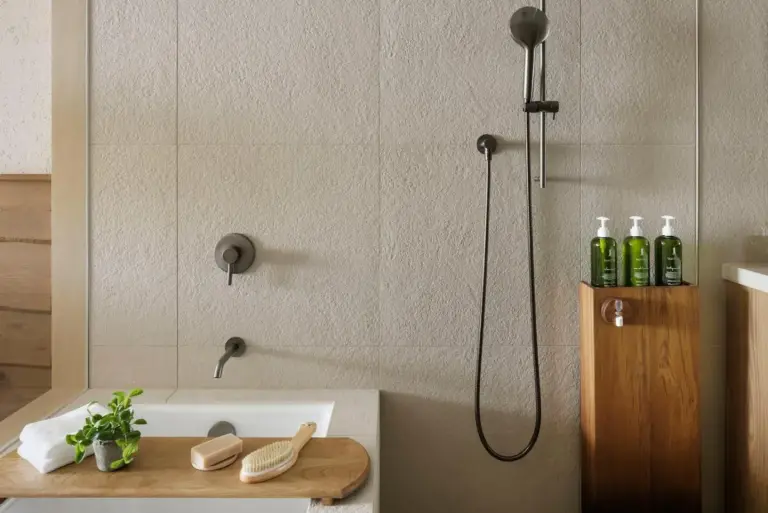 Área de ducha contemporánea en el baño de 1 Hotel Tokyo