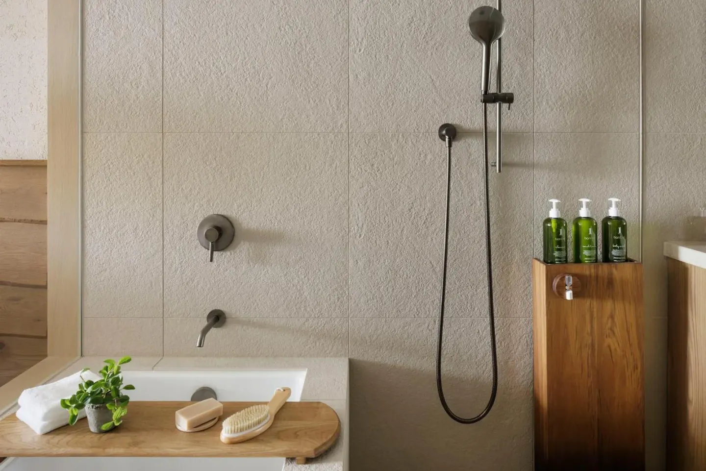 Área de ducha contemporánea en el baño de 1 Hotel Tokyo