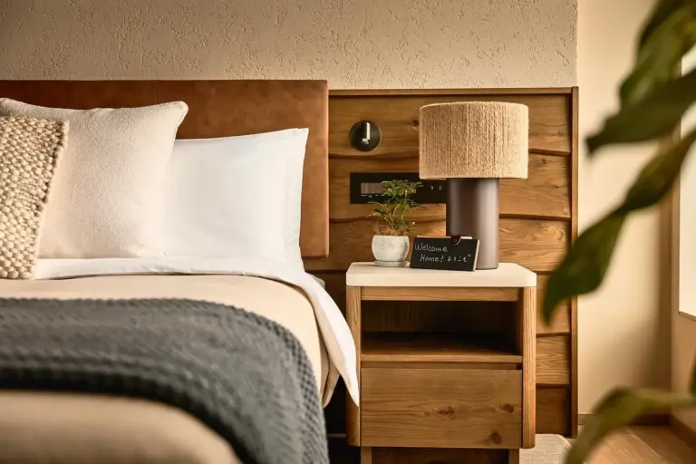 Configuración de habitación acogedora en 1 Hotel Tokyo con toques personalizados