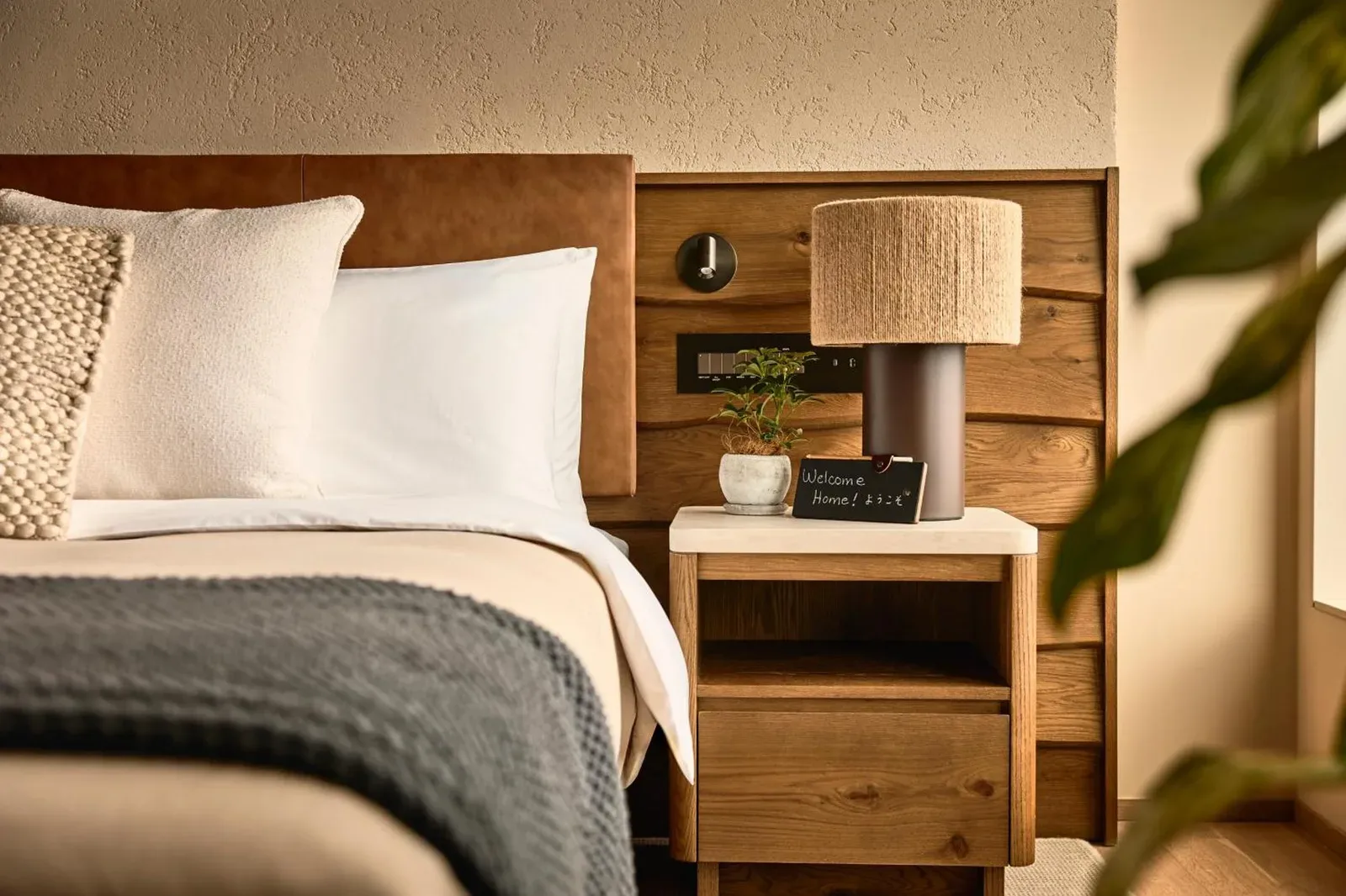 Configuración de habitación acogedora en 1 Hotel Tokyo con toques personalizados