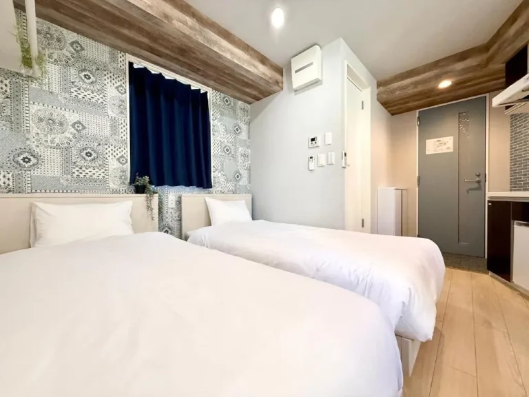 Zimmer im 99Base Yotsuya mit zwei Einzelbetten und modernem Dekor