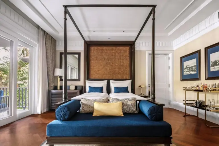 Stilvolles Schlafzimmer in einer Suite im 137 Pillars House