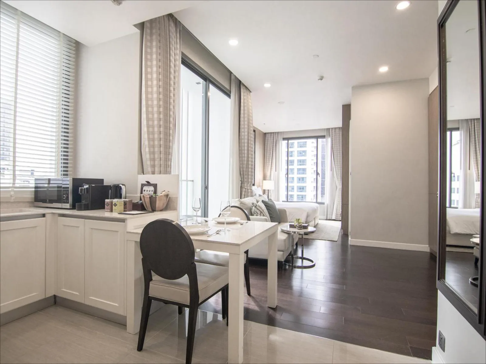 Essbereich in der Suite im 137 Pillars Residences Bangkok