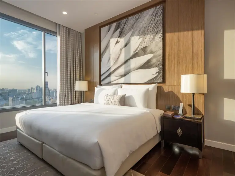 Kingsize-Schlafzimmer im 137 Pillars Residences Bangkok