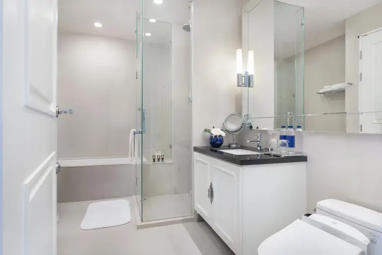 Modernes Badezimmer im 137 Pillars Residences Bangkok