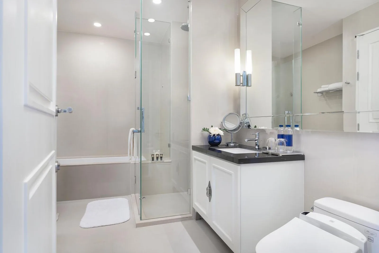 Modernes Badezimmer im 137 Pillars Residences Bangkok