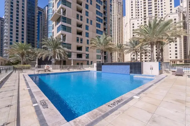 Piscine accueillante de l'hôtel à Dubaï