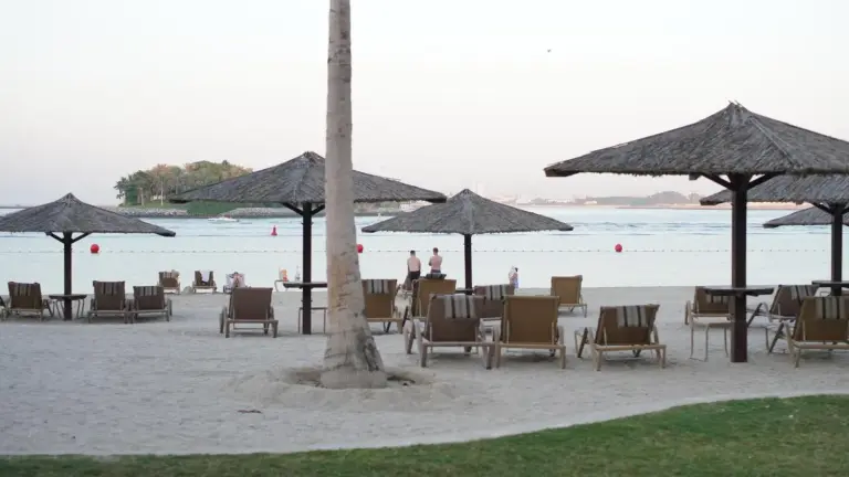 Zona de descanso en la playa cerca del apartamento frente a la playa de 2 dormitorios en Dubai
