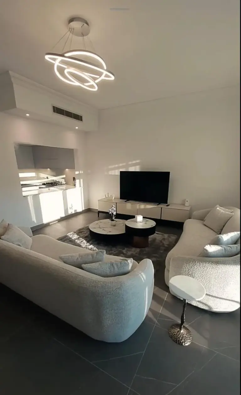 Sala de estar amplia y luminosa en el apartamento frente a la playa de 2 dormitorios en Dubai