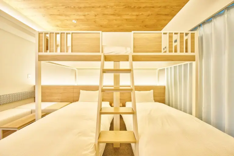 Camas literales en una habitación de Grand STAY Hakata Nishinakasu