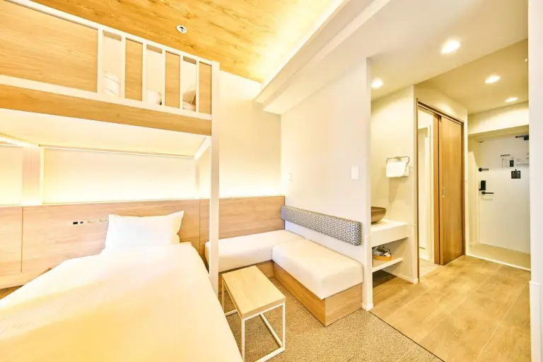 Distribución de la habitación con zona de estar en Grand STAY Hakata Nishinakasu