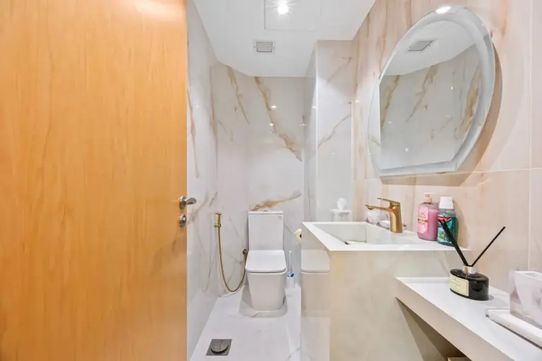 Salle de bains élégante dans 2BDR Luxury Apartment in Palm, Dubai
