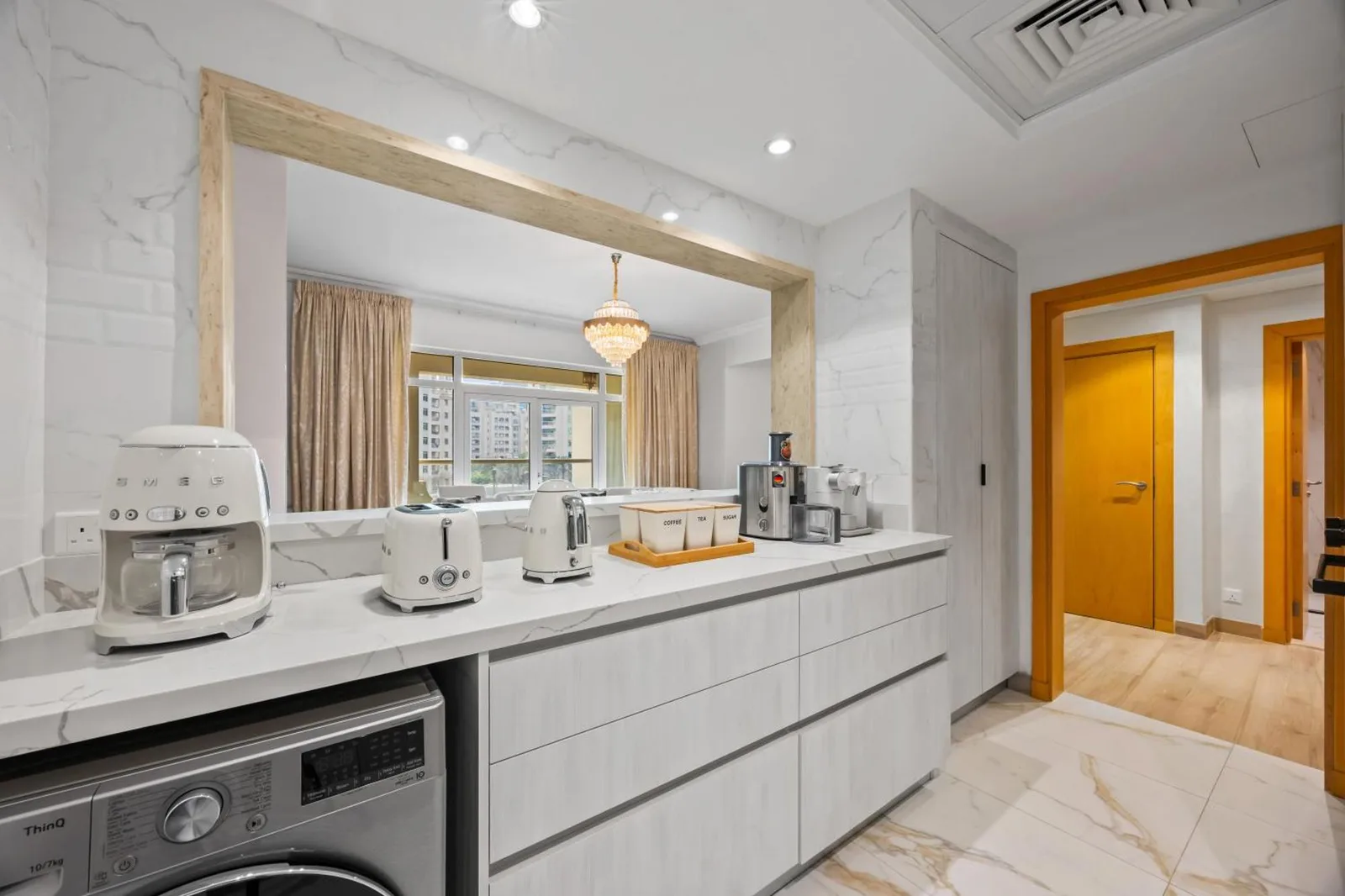 Cuisine moderne dans 2BDR Luxury Apartment in Palm, Dubai