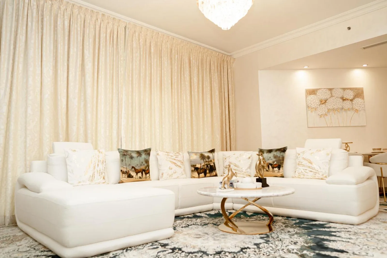 Salon élégant dans 2BDR Luxury Apartment in Palm, Dubai