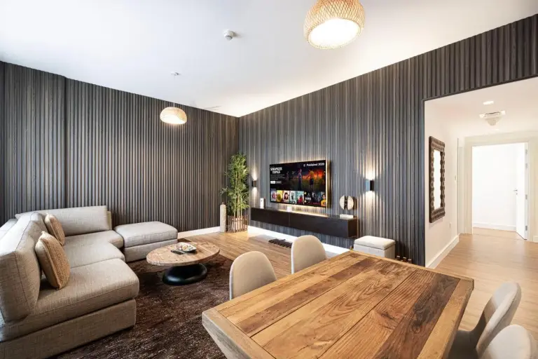 2BR Private Apartment in Al Zahia Sharjah - Wood house espaciosa sala de estar