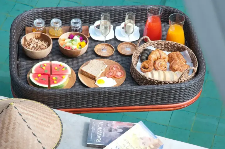 Üppiges Frühstücksangebot bei 3BR Villa Hari im Minggu Villas Seminyak