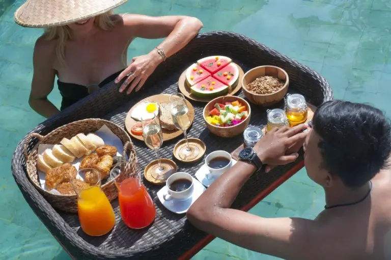 Köstliches Floating Breakfast bei 3BR Villa Hari im Minggu Villas Seminyak