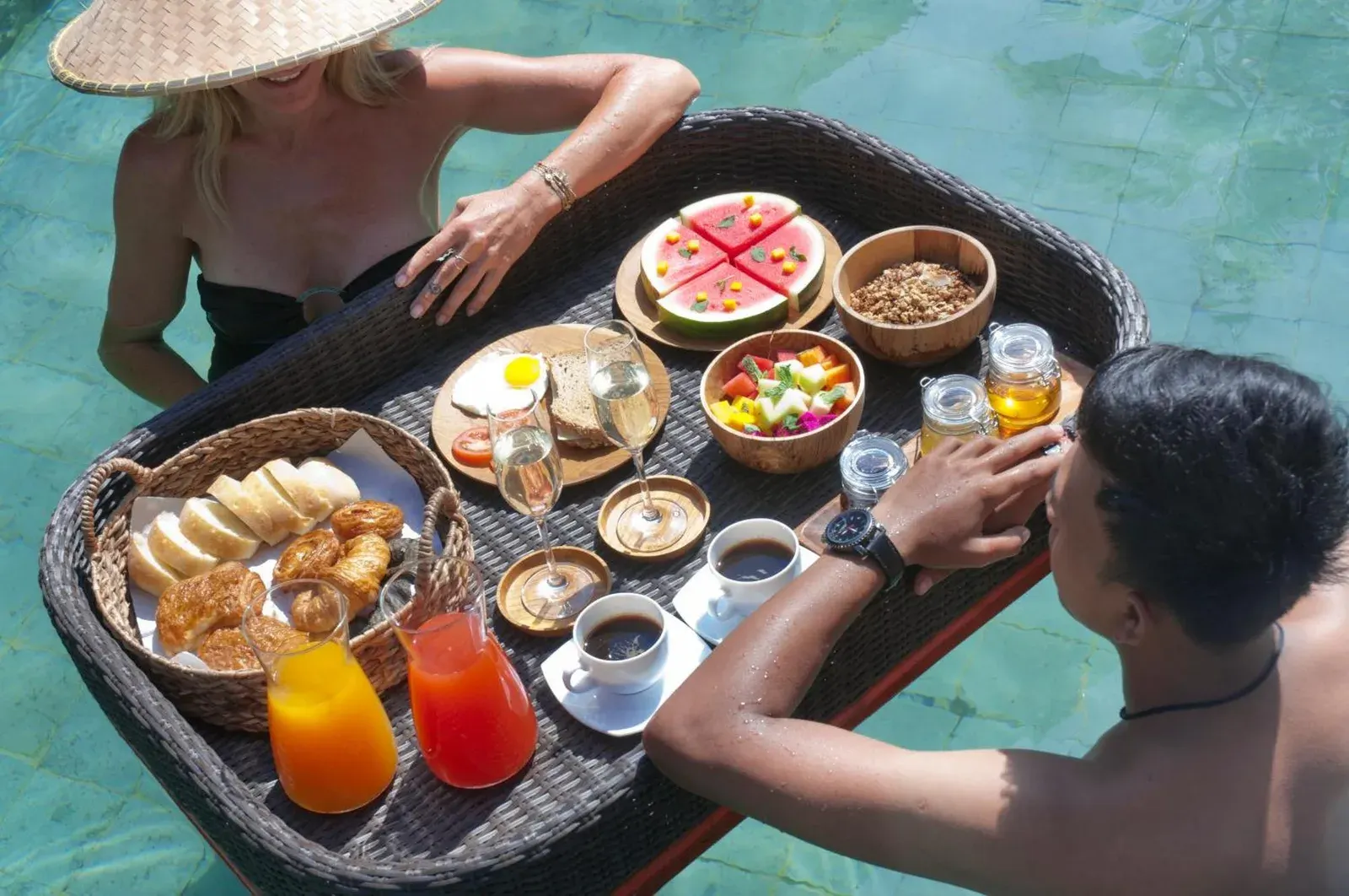 Köstliches Floating Breakfast bei 3BR Villa Hari im Minggu Villas Seminyak