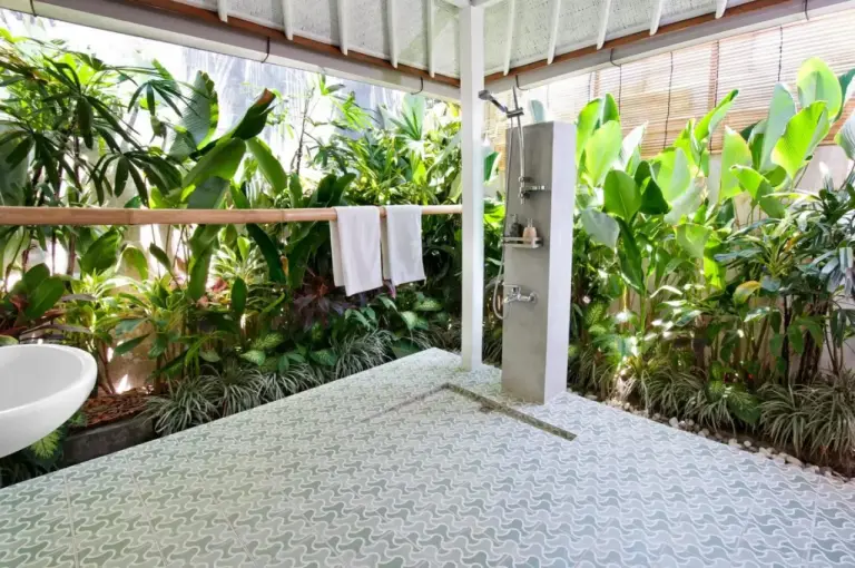 Erlebnis der Außendusche bei 3BR Villa Hari im Minggu Villas Seminyak