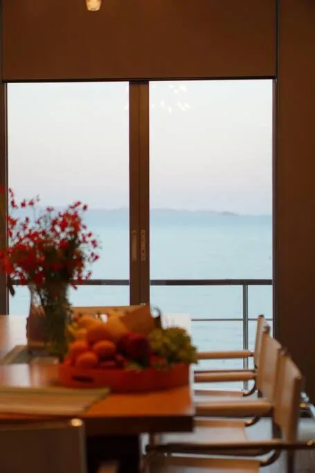Comedor con vistas al océano en 4-bedroom Villa Siray Beach Front en Phuket