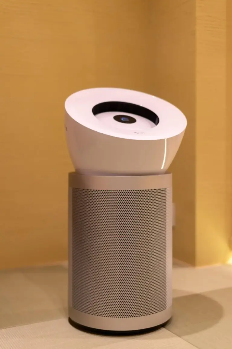 Purificateur d'air dans une chambre d'invité à l'hôtel Takenoya à Osaka