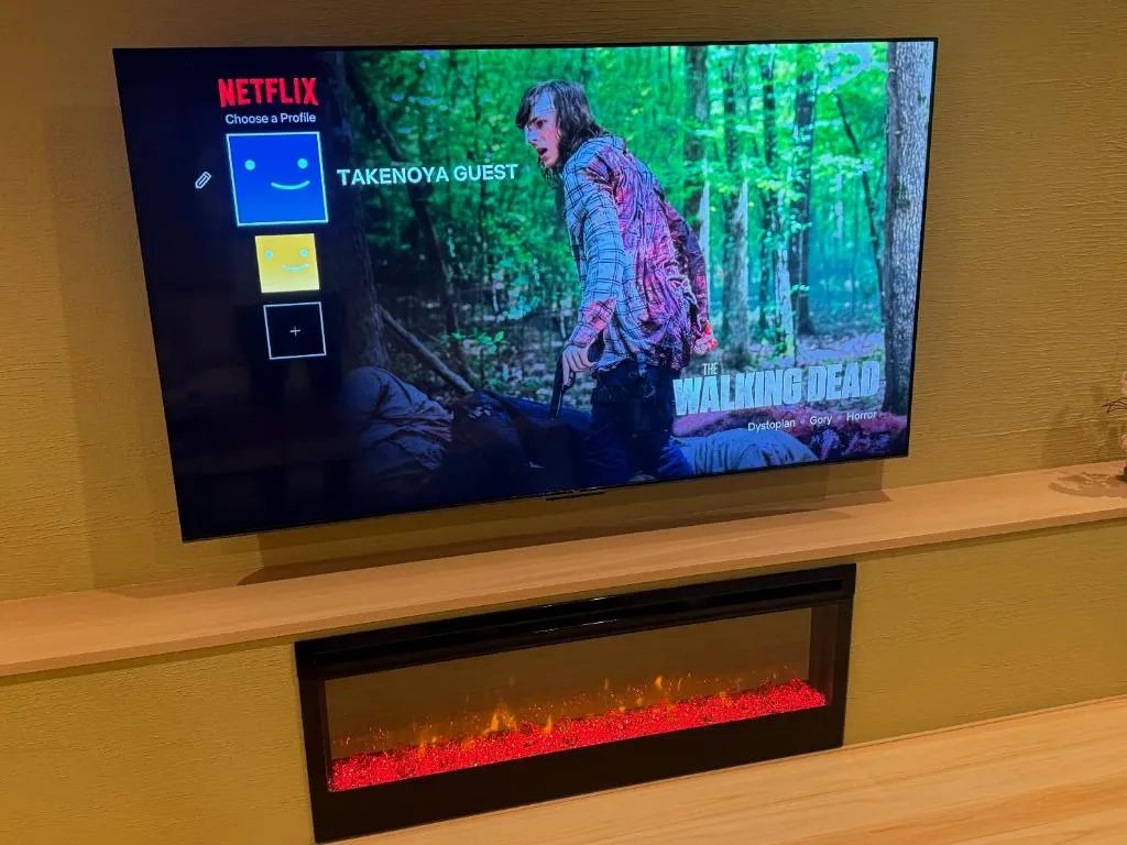 Unterhaltungseinrichtung in einem Gästezimmer im Takenoya Hotel in Osaka