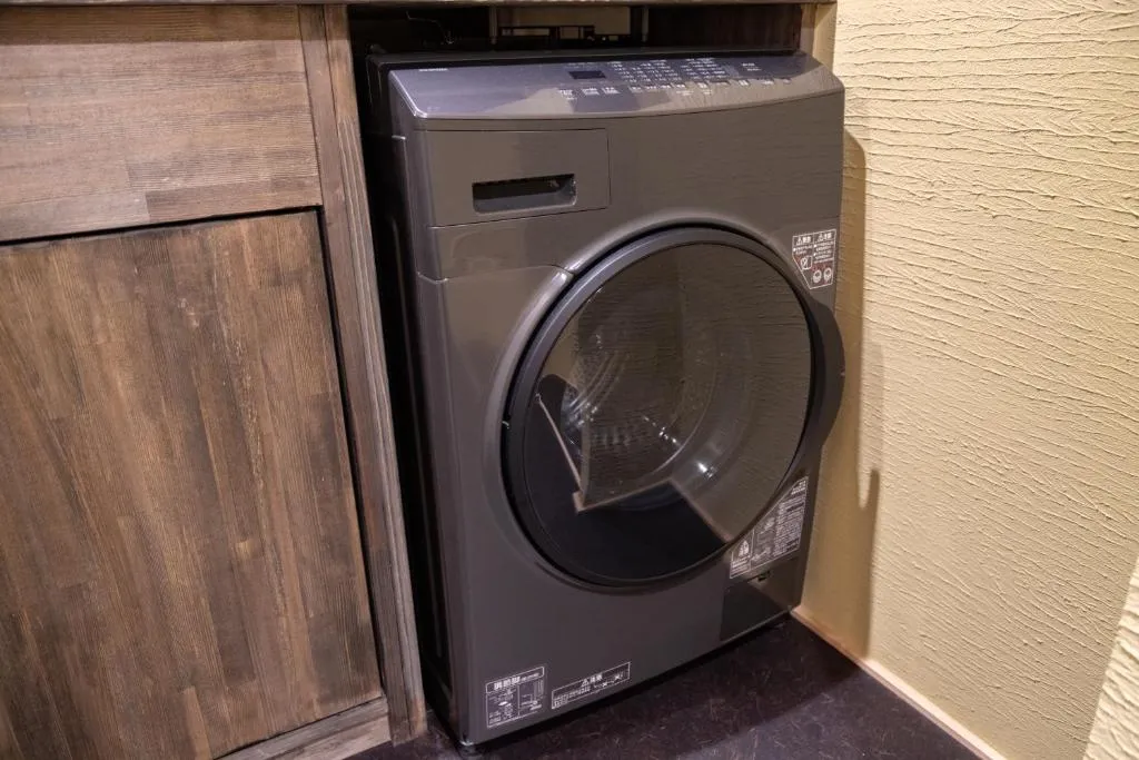 Waschmaschine in der Gästesuite des Takenoya Hotels in Osaka