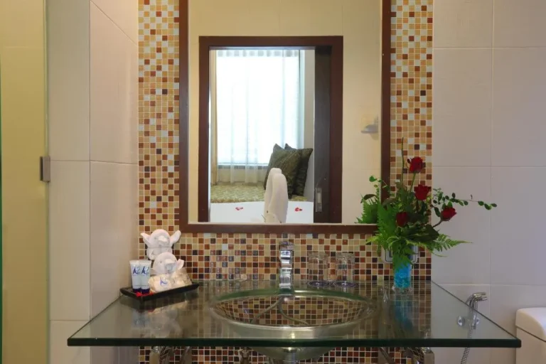 A2 Pool Resort in Phuket zeigt ein Waschbecken mit Dekor