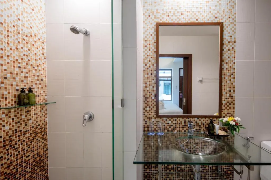 A2 Pool Resort in Phuket zeigt ein modernes Badezimmerdesign