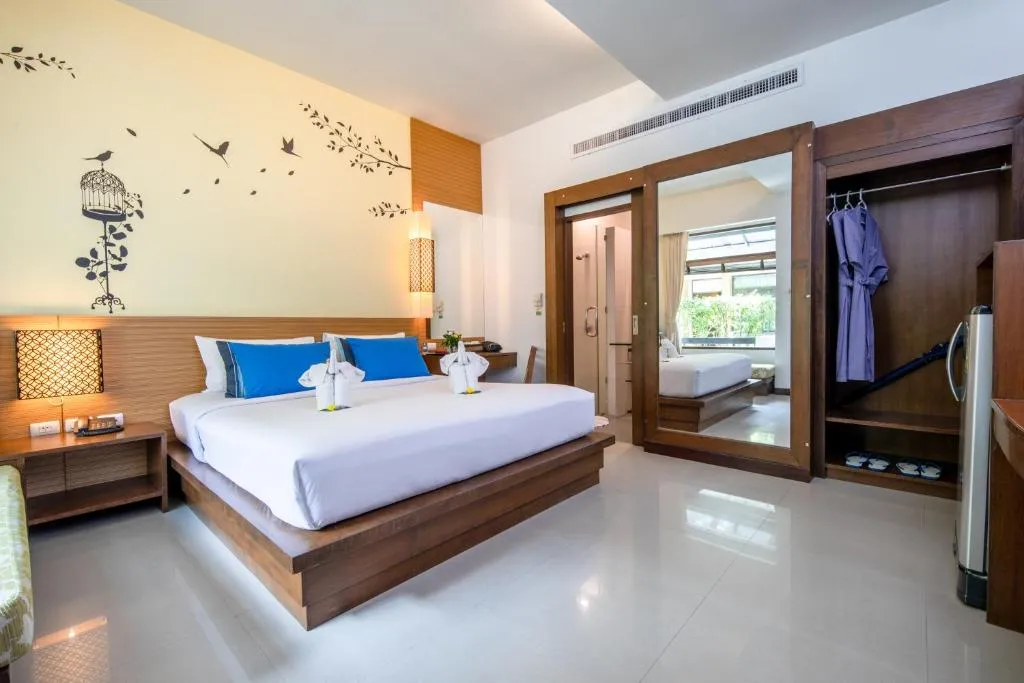 A2 Pool Resort in Phuket, das einen Überblick über das Gästezimmer zeigt