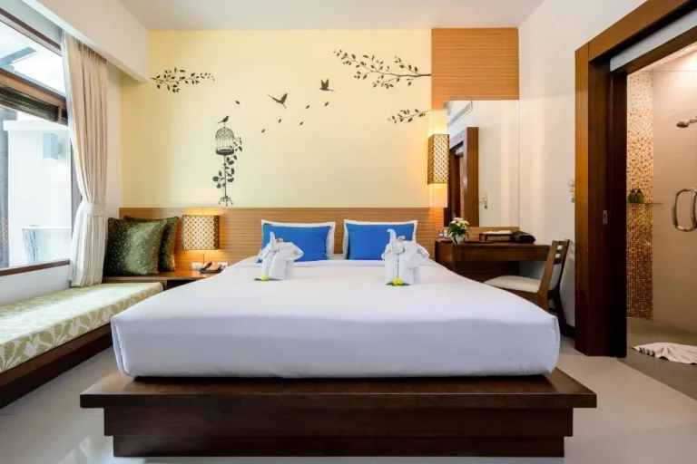 A2 Pool Resort in Phuket, das ein Gästezimmer mit Sitzecke zeigt