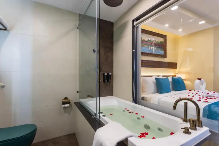 Baño con bañera de hidromasaje en Aarya Hotel and Spa