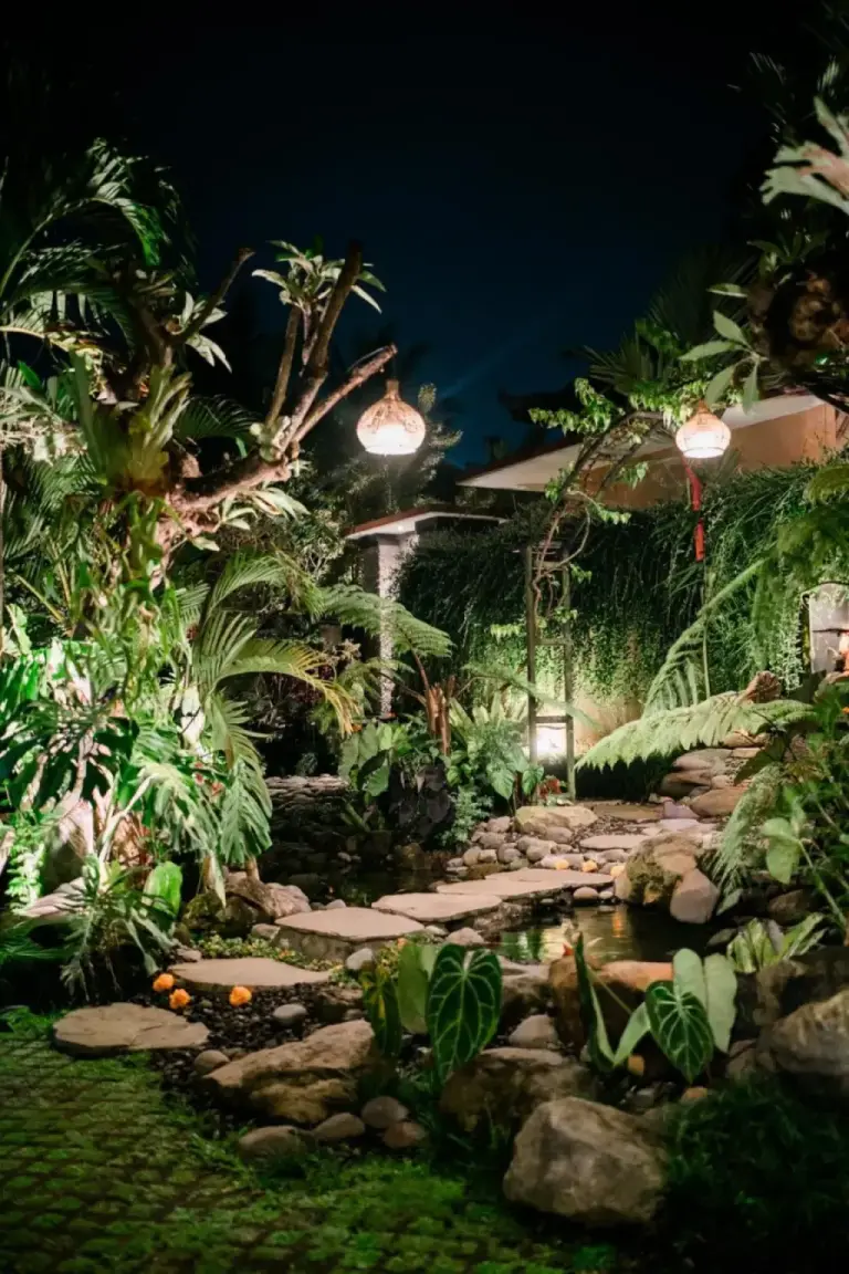 Beleuchteter Gartenweg bei AB Ubud Luxury Villa in Ubud