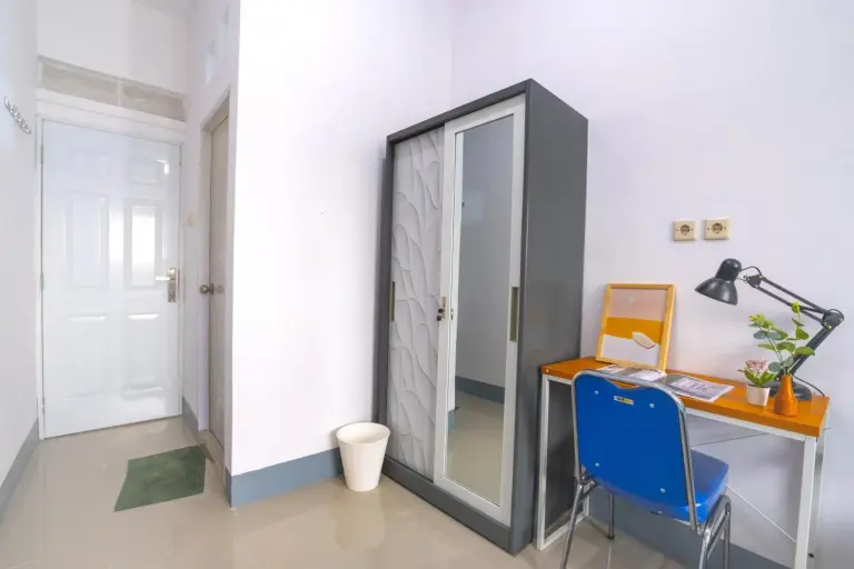Bureau et armoire dans une chambre à AbdiHome Mutiara Pratama 4 Syariah Kalideres à Jakarta