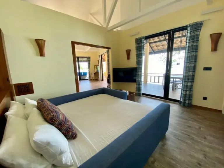 Eckansicht eines Schlafzimmers in den Absolute Beachfront Villas, Koh Phangan