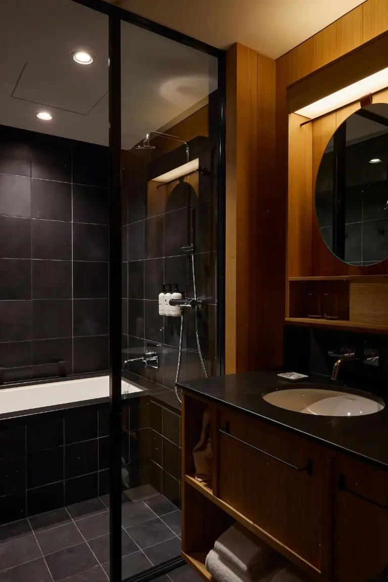 Salle de bains d’Ace Hotel Kyoto avec douche et design contemporain