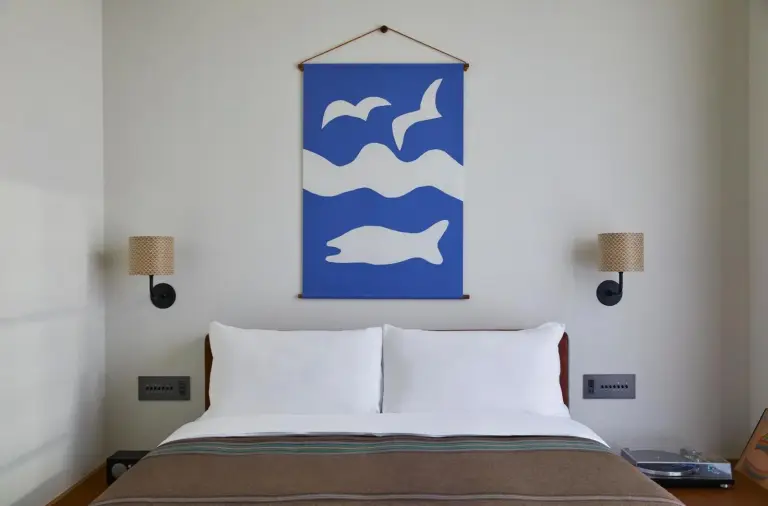 Chambre d’Ace Hotel Kyoto avec décoration murale bleue et literie confortable