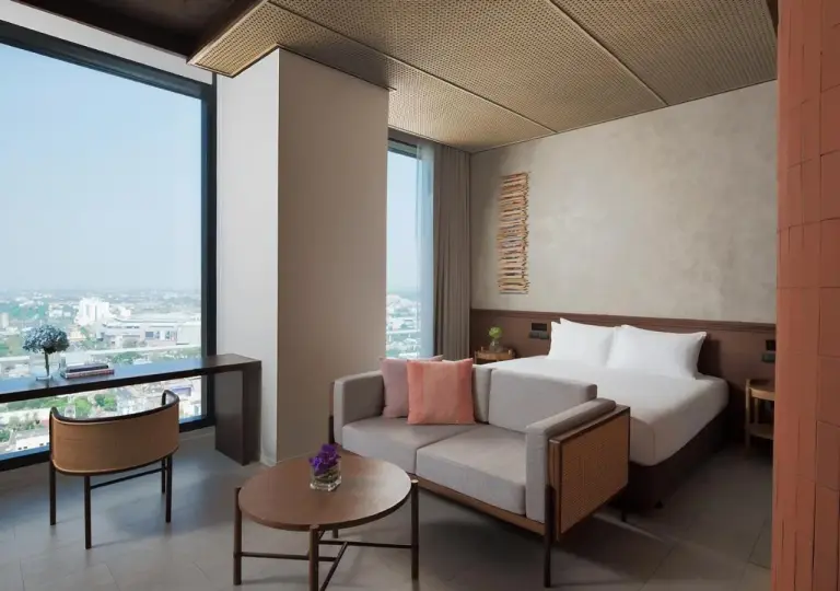 Espace de vie de Ad Lib Hotel Khon Kaen baigné de lumière naturelle