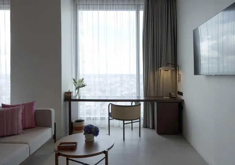 Espace de travail de Ad Lib Hotel Khon Kaen avec vue sur la ville