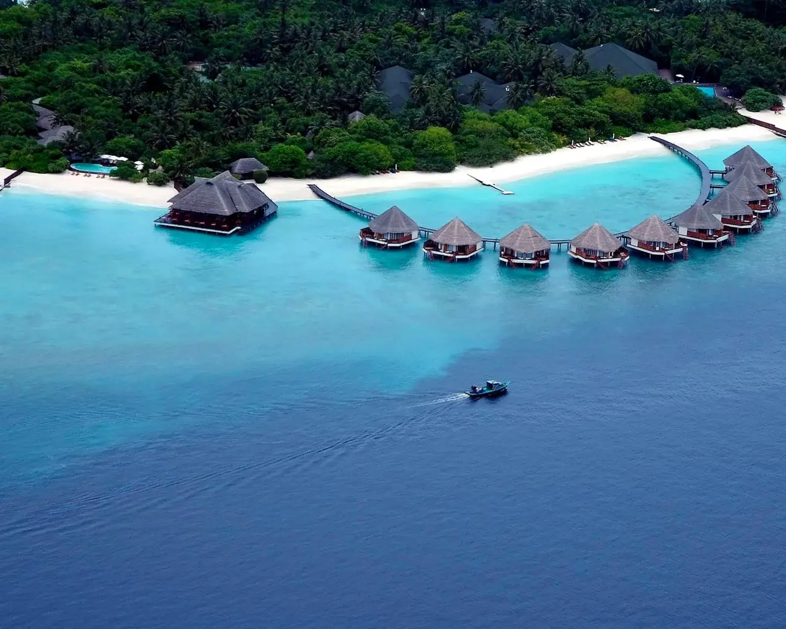 Vue aérienne des Adaaran Prestige Water Villas dans l'atoll de Raa