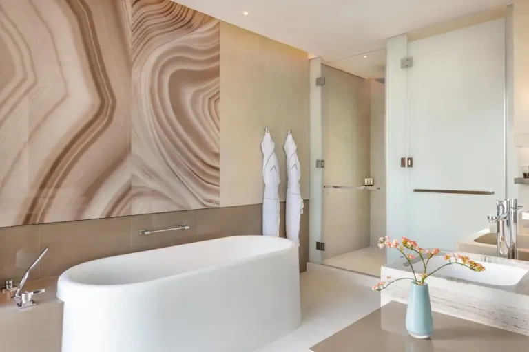 Luxuriöses Badezimmer im Address Beach Resort in Dubai