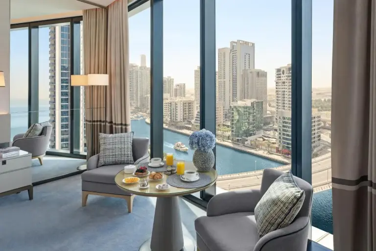 Sitzbereich mit Stadtblick im Address Beach Resort in Dubai