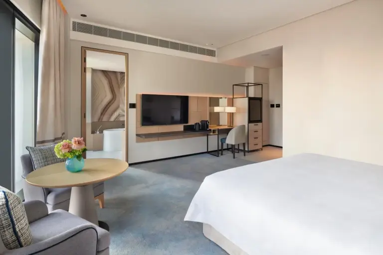 Suite mit TV im Address Beach Resort in Dubai