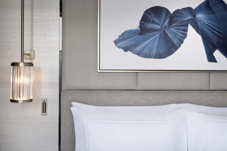 Gros plan sur le lit et l’œuvre d’art à l’hôtel Address Downtown à Dubai